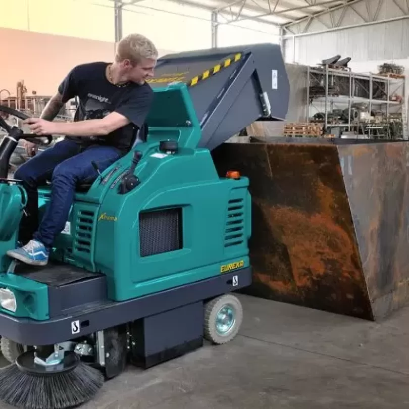 Máy quét rác ngồi lái hoạt động bằng ắc quy Eureka